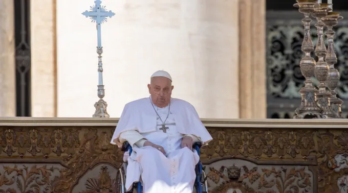o papa reapareceu aos fiéis