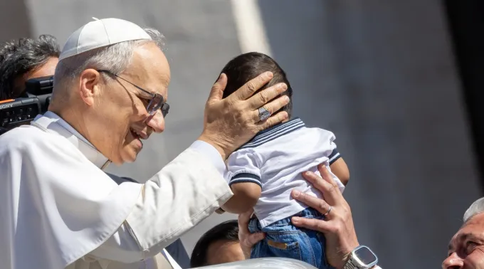 Papa Leão XIV abençoando uma criança