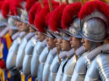 Parte dos novos guardas suíços pontifícios que juraram fidelidade ao papa