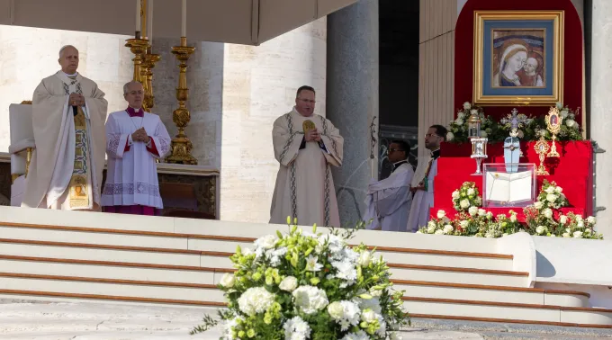 Leão XIV em missa de canonização no Vaticano em 19 de outubro de 2025 ?? 