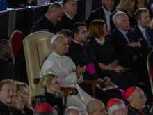 O papa Leão XIV durante o Concerto com os Pobres, ontem (6), no qual participou o cantor canadense Michael Bublé.