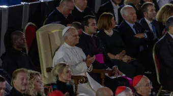 O papa Leão XIV durante o Concerto com os Pobres, ontem (6), no qual participou o cantor canadense Michael Bublé.