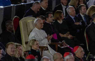 O papa Leão XIV durante o Concerto com os Pobres, ontem (6), no qual participou o cantor canadense Michael Bublé.