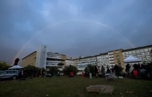 Enquanto os fiéis rezam em frente ao Hospital Agostino Gemelli, onde o papa Francisco está internado surge um arco-íris, sinal da aliança entre Deus e a humanidade, por meio de Noé, segundo as Sagradas Escrituras em Gênesis 9,9