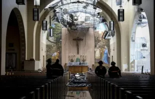 Destruição no santuário da igreja de St. Joseph após incêndio.