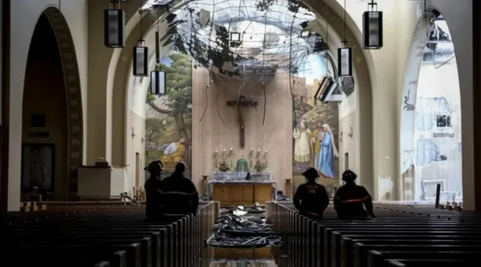 Destruição no santuário da igreja de St. Joseph após incêndio. ?? 
