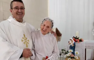 Tânia Mari foi batizada pelo padre Carlos Henrique na capela do asilo Santa Isabel, em Laguna (SC).