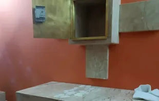 O Sacrário foi violado e as Hóstias foram espalhadas na capela.