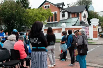 Voluntários de 40 Dias pela Vida rezam em frente a um centro de aborto na Colômbia.