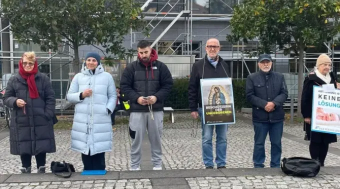 Um grupo de 40 Dias pela Vida reza na Alemanha pelo fim do aborto. ?? 