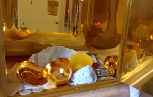 Hóstias consagradas espalhadas por vândalo no sacrário da capela São Roque.