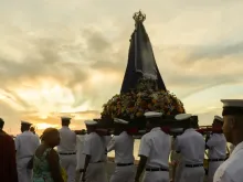 Imagem Nossa Senhora da Boa Viagem em procissão terrestre indo ao encontro da imagem do Senhor Bom Jesus dos Navegantes na Ponta do Humaitá, um acidente geológico na Península de Itapagipe de Salvador (BA)