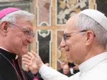 O arcebispo Andrés Carrascosa Coso com o papa Leão XIV.