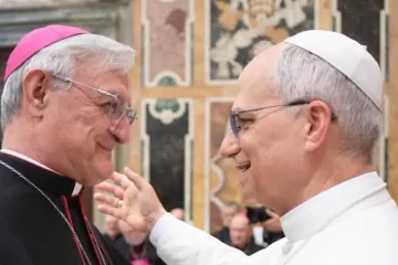 O arcebispo Andrés Carrascosa Coso com o papa Leão XIV.