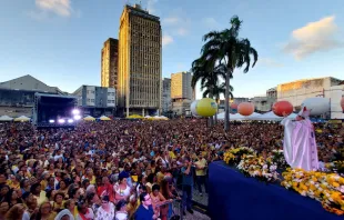 Dom Paulo Jackson, arcebispo de Recife e Olinda celebrou ontem (16), a missa solene campal de Nossa Senhora do Carmo no pátio da basílica dedicada à padroeira de Recife