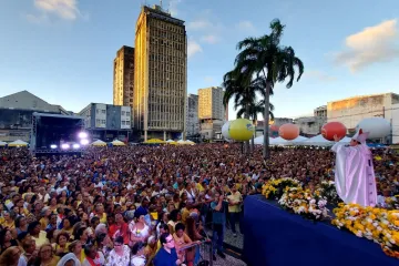 Dom Paulo Jackson celebrou a missa solene campal de Nossa Senhora do Carmo