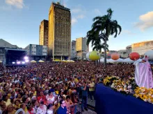 Dom Paulo Jackson, arcebispo de Recife e Olinda celebrou ontem (16), a missa solene campal de Nossa Senhora do Carmo no pátio da basílica dedicada à padroeira de Recife