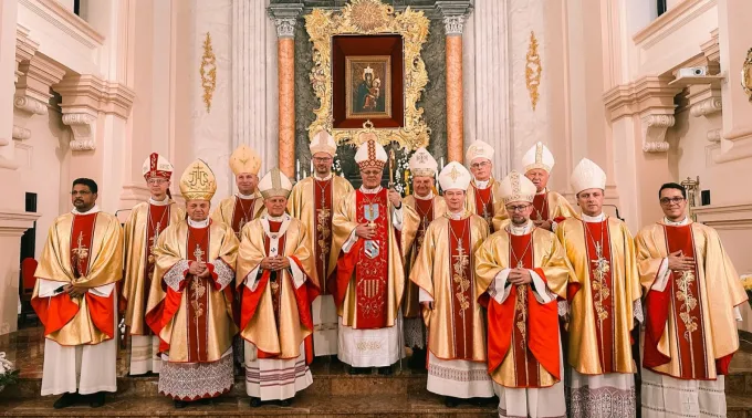 Cardeal Paulo Cezar Costa no santuário mariano de Berdychiv, na Ucrânia