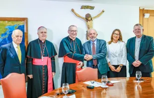 Da esquerda para a direita: Everton Vargas, dom Giambattista Diquattro, cardeal Pietro Parolin, Lula, Janja e dom Jaime Spengler