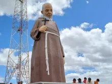 A estátua de cinco metros de altura do venerável frei Damião de Bozzano fica no mirante do município de Lajes Pintadas (RN)