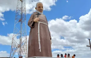 A estátua de cinco metros de altura do venerável frei Damião de Bozzano fica no mirante do município de Lajes Pintadas (RN)