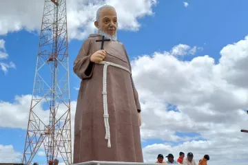 estátua de cinco metros de altura do venerável frei Damião