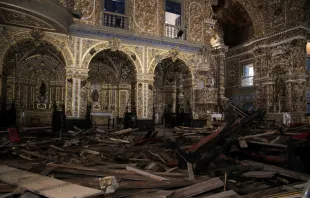 Destroços do desabamento da parte do forro do teto da Igreja de são Francisco de Assis, no Pelourinho (BA)