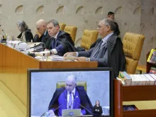 O atual presidente do STF, ministro Edson Fachin na tela do Plenário da Corte e os ministros Flávio Dino, André Mendonça, Alexandre de Moraes e Cármen Lúcia