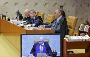 O atual presidente do STF, ministro Edson Fachin na tela do Plenário da Corte e os ministros Flávio Dino, André Mendonça, Alexandre de Moraes e Cármen Lúcia