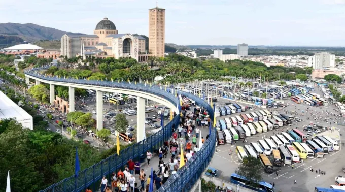 Peregrinos visitando o Santuário Nacional de Aparecida