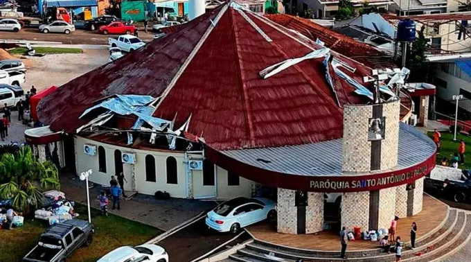 Igreja matriz da paróquia Santo Antônio de Pádua, em Rio Bonito do Iguaçu (PR), depois do tornado de 7 de novembro. ?? 