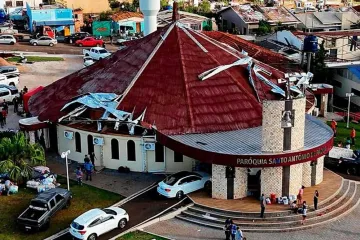 Igreja matriz da paróquia Santo Antônio de Pádua, em Rio Bonito do Iguaçu (PR), depois do tornado de 7 de novembro.