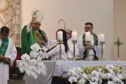 Dom Devair Araújo abençoando os fiéis da paróquia Nossa Senhora Aparecida com a relíquia de são Carlo Acutis
