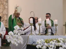 Dom Devair Araújo abençoando os fiéis da paróquia Nossa Senhora Aparecida com a relíquia de são Carlo Acutis