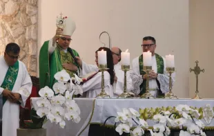 Dom Devair Araújo abençoando os fiéis da paróquia Nossa Senhora Aparecida com a relíquia de são Carlo Acutis
