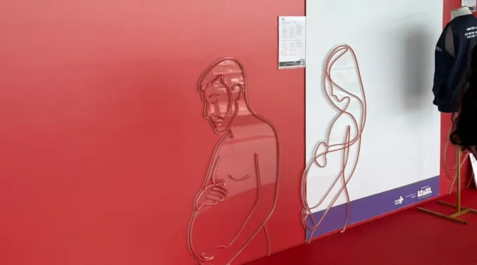 homem e uma mulher, ambos grávidos