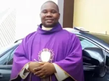 O padre Matthew Eya foi "tragicamente baleado na noite de sexta-feira, 19 de setembro, enquanto voltava à sua paróquia depois de uma missão pastoral".