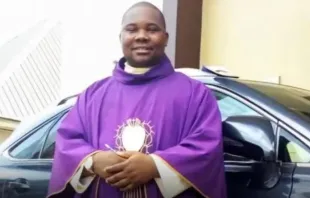 O padre Matthew Eya foi "tragicamente baleado na noite de sexta-feira, 19 de setembro, enquanto voltava à sua paróquia depois de uma missão pastoral".