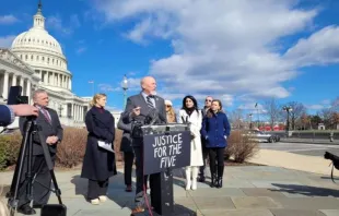 Deputados e líderes pró-vida americanos em entrevista coletiva ontem (14) em frente ao Capitólio, sede do Congresso dos EUA na qual pedem investigação sobre bebês abortados ilegalmente nos EUA