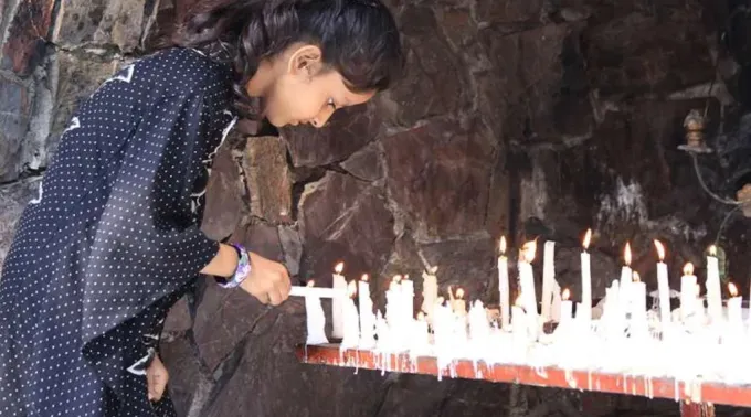 Jovem acende vela de oração em santuário mariano no Paquistão ?? 