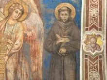 Um afresco do século XIII de são Francisco de Assis, do pintor florentino Cimabue, uma das primeiras representações do santo, na igreja inferior da basílica de São Francisco de Assis, em Assis, Itália.