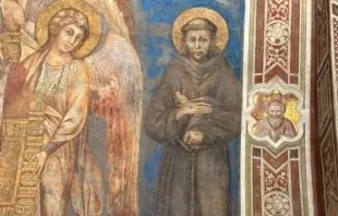 Um afresco do século XIII de são Francisco de Assis, do pintor florentino Cimabue, uma das primeiras representações do santo, na igreja inferior da basílica de São Francisco de Assis, em Assis, Itália.