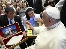 Fragmento da maior estátua de Cristo no mundo é abençoada pelo papa Francisco.