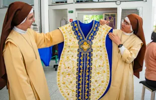 Religiosas mostram casula produzida na CIM Paramentos