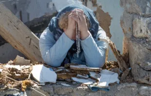 Mulher em meio aos destroços da guerra na Síria