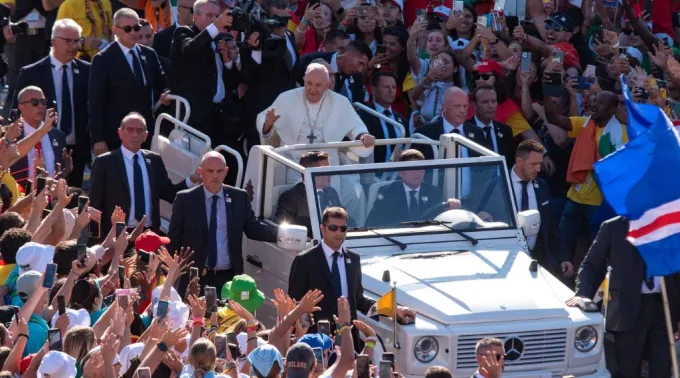 Papa Francisco é acolhido pelos jovens no Parque Eduardo VII, na JMJ Lisboa 2023
