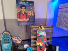 A exposição “Milagres Eucarísticos: Caminho para o Céu” também mostra alguns elementos próprios da juventude de Carlo, como: skate, patins, carrinho de rolimã, bola e tênis