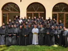 Leão XIV com seus irmãos agostinianos em Roma / Imagem ilustrativa.