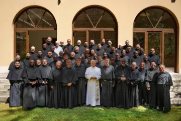 Leão XIV com seus irmãos agostinianos em Roma / Imagem ilustrativa.