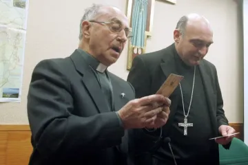 O padre Alexandre Alapont, com o arcebispo de Valencia, dom Enrique Benavent,quando era auxiliar em 2010.
